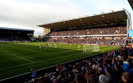 的年轻前锋 的年轻前锋